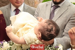 Gerardo siendo bautizado.