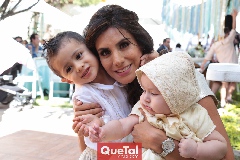 Janna con sus dos hijos, Miguel y Gerardo.