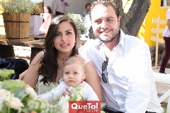   Ana Sofía Quintanilla, José Antonio Monroy e Isabela.
