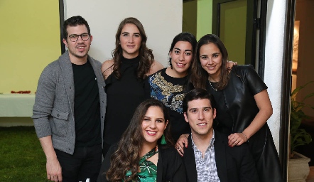  Toño y Paola Musa, Jimena Torres, Bárbara Mejía, Sofía Cárdenas y Alberto Kasis.