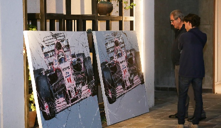  Bosco Gómez mostrando sus pinturas.