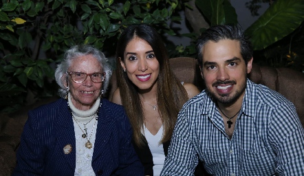  Mari Tere y Alfonso con la abuelita Susy.
