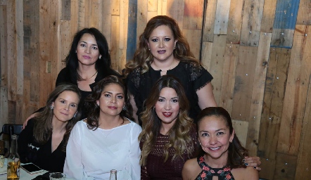  Claudia Juárez, Cuca Arauz, Susana García, Erika Rodríguez, Lucy Gámez y Marcela Ramírez.