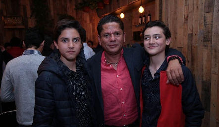  Héctor Rueda con sus hijos.