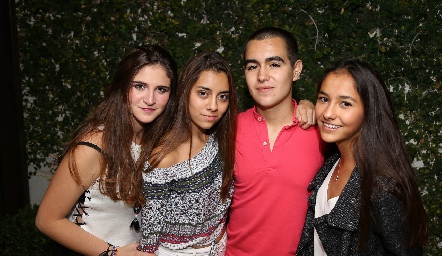 Daniela Velasco, Danna Gloria, Alberto Ayala y Ali Villanueva .
