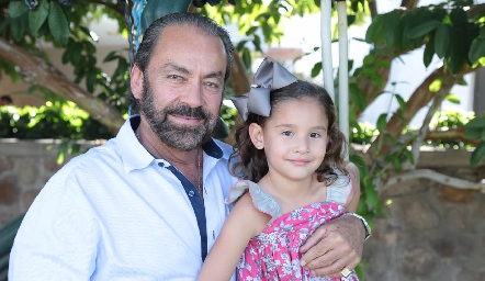  Óscar Torres y su nieta Alexia Zapata.