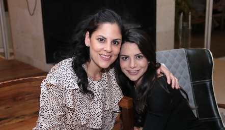  Elisabetta Morales y Claudia Ramírez.
