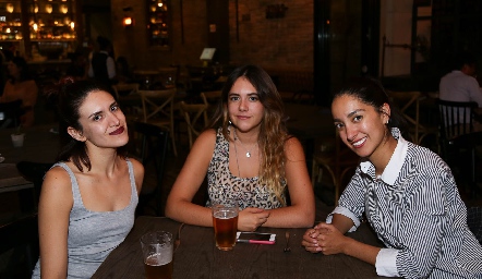 María García, Daniela Meade y Nohemí Medellín.