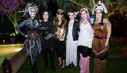  Pilar Martínez con sus amigas.