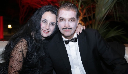  Gloria Martínez y José Luis Leiva, Morticia y Homero.