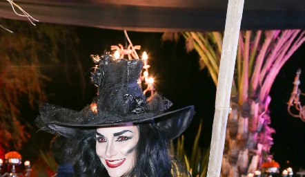  Hermosa Bruja.