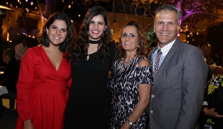  Valeria, Ale, Mireya y Humberto Siller.