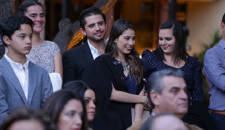  Acompañando a los novios.