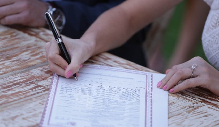  Pili firmando el acta de Matrimonio.
