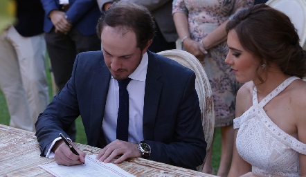  Octavio firmando el acta de Matrimonio.