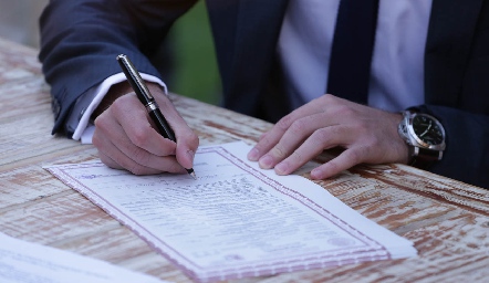  Firmando.