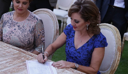  Yolanda Payán firmando.