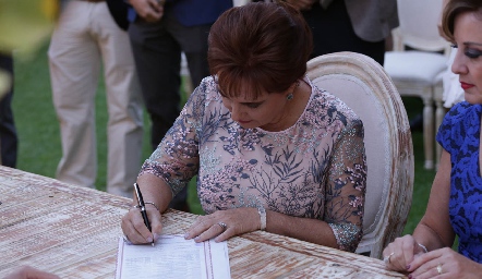  Pilar Mora firmando.