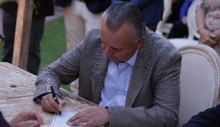  Francisco Castañón firmando.