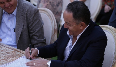  Octavio Aguillón firmando.