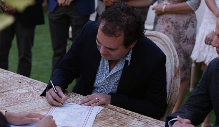  Fernando Castañón firmando como testigo.