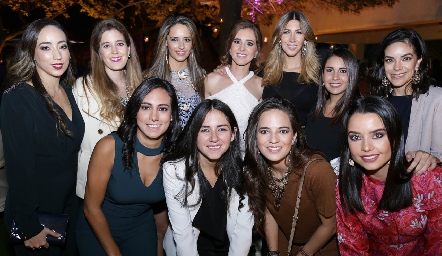  Pili Castañón acompañada de sus mejores amigas.