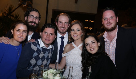  Octavio y Pili con sus buenos amigos.
