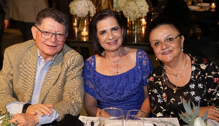  Eduardo Romo, Lourdes Mora y Verónica Castañón.
