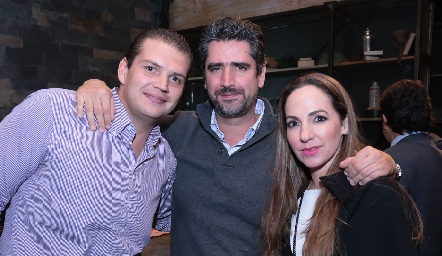 Mauricio con Juan Manuel y Lila Güemes.