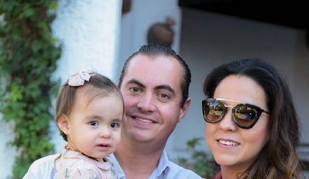  María Pía, Christian Almazán y Fernanda Castillo de Almazán.