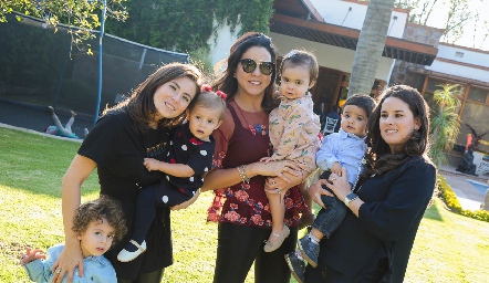 Las guapas mamás, Claudia Oliva, Fernanda Castillo e Isa López con sus bellos hijos, Mauricio, Roberta, María Pía y Emilio.