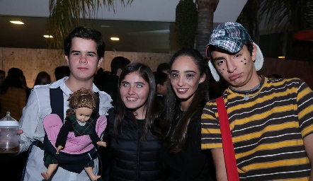  Muchos disfraces.