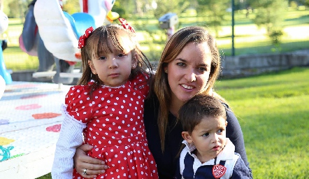 Valentina, Alejandra y Santiago.