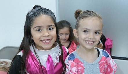  Olivia y Camila.