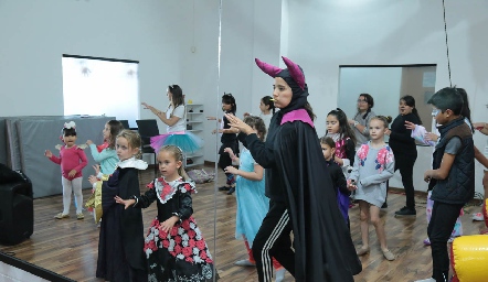  Le Ballet Blanc Dance Academy.