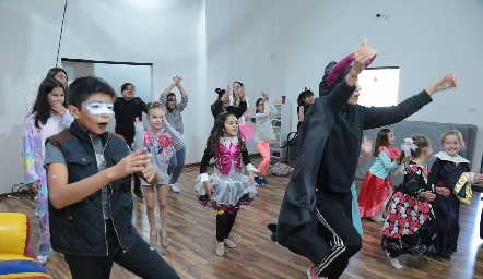  Le Ballet Blanc Dance Academy.
