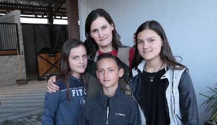  Sandra, Lorenza, José Guillermo y María Paula Humara.