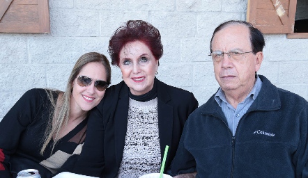  Adriana Pedroza, Hilda Romero y Salvador Pedroza.