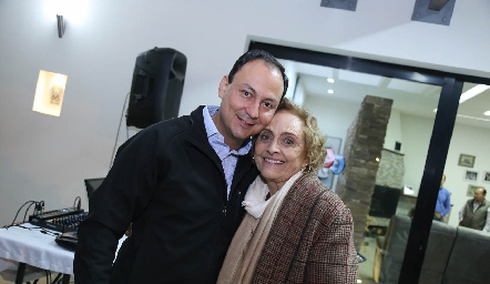  Juan Carlos y su mamá Toyita Villalobos.