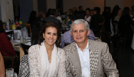  Mónica Ayala y Juan Sánchez .