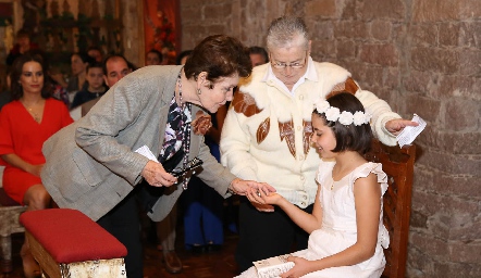  Marijó Villalobos con sus abuelas.