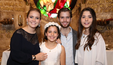  Ana Paula, Marijó y Alejandro Villalobos con su pri0ma Fer Cossío .