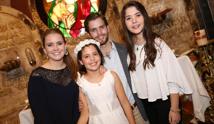  Ana Paula, Marijó y Alejandro Villalobos con su pri0ma Fer Cossío .
