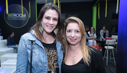  Samantha Favela y Charlotte Philippe.