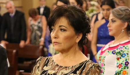 Lourdes Soler mamá de la novia.