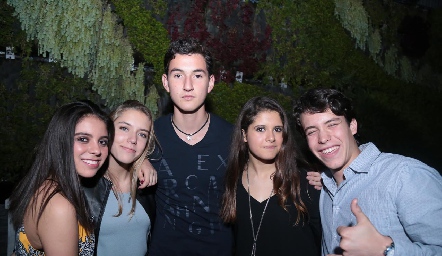  Selene, Emilia, Piña, Vale y Jean Franco.