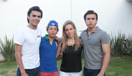  Mónica Torres con sus hijos Jaime, Juan Pablo y Óscar Ruiz Torres.