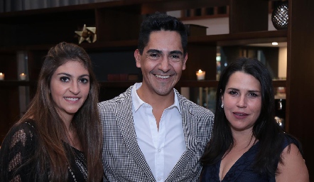  Paty Gómez, Roberto López y  Karla Velasco.