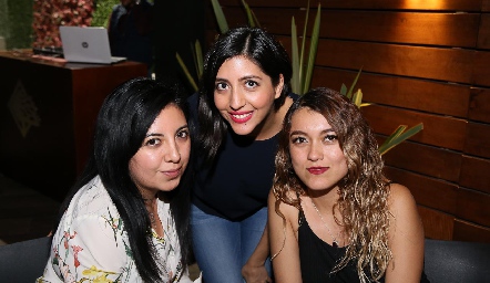  Carmen Monzón, Alejandra y Fernanda Moreno .