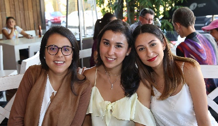  Estefy Benavente, Ana Lucia Torres y Eliza Alvarado .